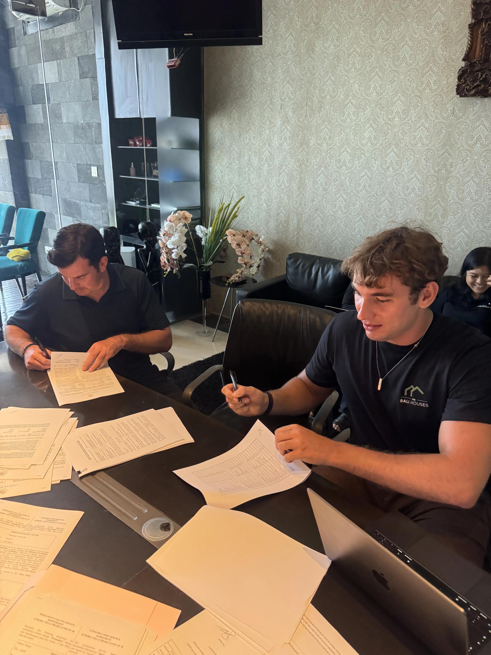 Notaris-ondertekening, een TheBaliHouses-cliënt sluit de deal